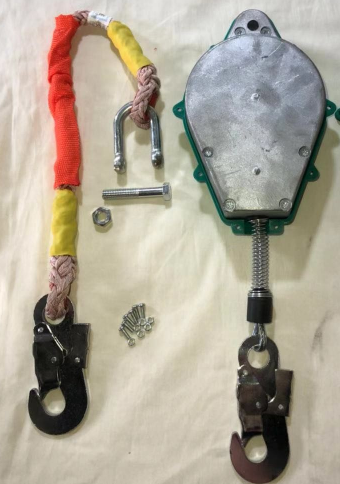 半掛車裝車時(shí)也要佩戴鋼絲繩防墜器