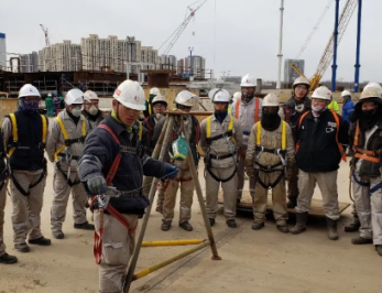 施工監(jiān)理負責建筑高空作業(yè)人員防墜器的佩戴情況